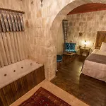Luna Cave 3*